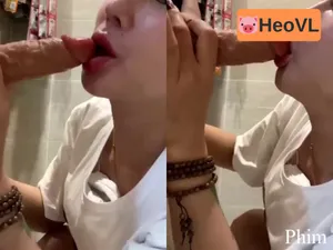 Vào nhà tắm thủ dâm bú cục thịt giả