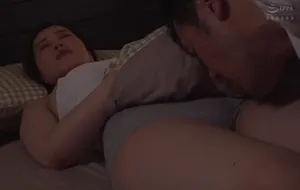 3 ngày chồng đi công việc, người vợ ở nhà nữa đêm bị bố gã chồng mò vào phòng